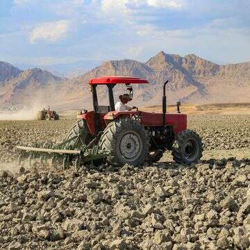 טרקטור חורש באזור כורדיסטן האיראנית, במקום שבו היה בעבר אגם שהתייבש בשל הבצורת | AFP