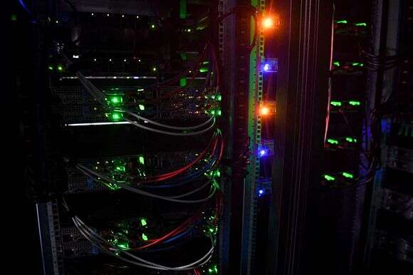 כבלים ושרתים בחדר המחשבים במרכז הנתונים. אילוסטרציה | AFP