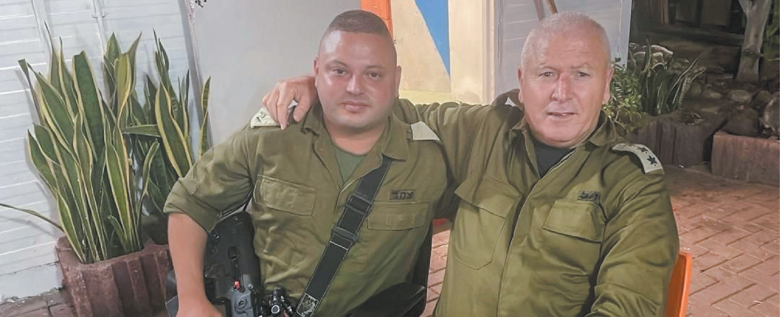 יוסי חדד עם הגשש רס"ב זייד מזאריב ז"ל מזרזיר שנהרג בחרבות ברזל | באדיבות המצולם יוסי חדד עם הגשש רס"ב זייד מזאריב ז"ל מזרזיר שנהרג בחרבות ברזל | באדיבות המצולם