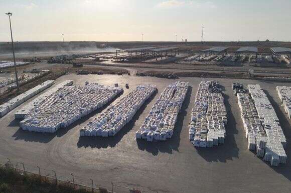 תכולת משאיות הממתינות לאיסוף והפצה מצד האו״ם בצד הפלסטיני של מעבר כרם שלום | דובר צה"ל