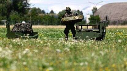 חייל גרמני לוקח קופסא מרכב רובוטי בלתי מאויש במעבדת החדשנות בארדינג, גרמניה | EPA