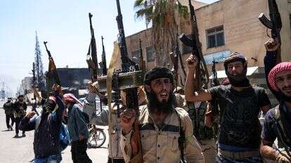 חברי כנופיות בדואיות בעיירה הדרוזית מזרעה בדרום סוריה | אי.פי.איי