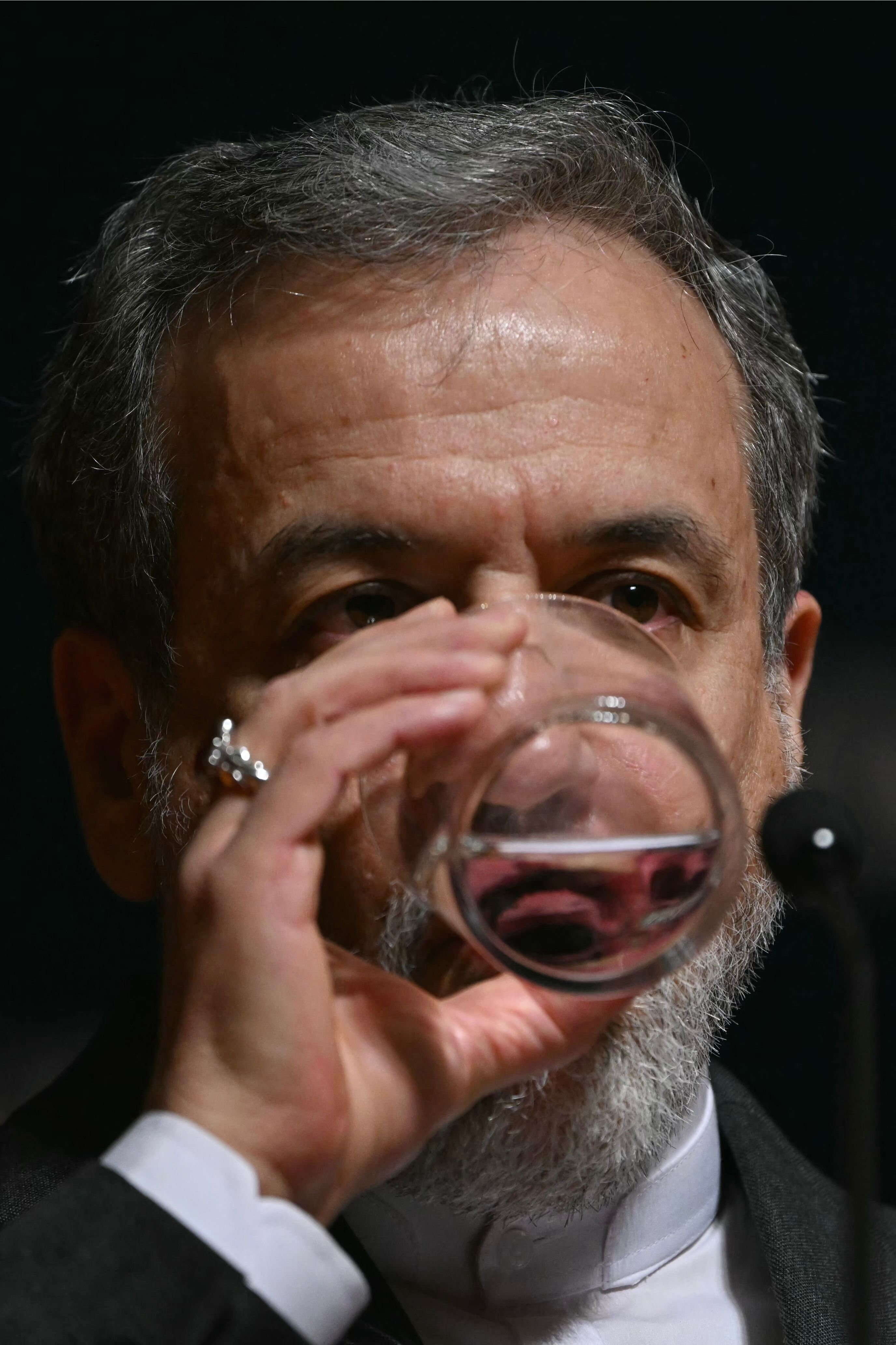 שר החוץ ואחת הדמויות החזקות באיראן, עבאס עראקצ'י, שותה מים במהלך מסיבת עיתונאים שלשום (ג') | AFP שר החוץ ואחת הדמויות החזקות באיראן, עבאס עראקצ'י, שותה מים במהלך מסיבת עיתונאים שלשום (ג') | AFP