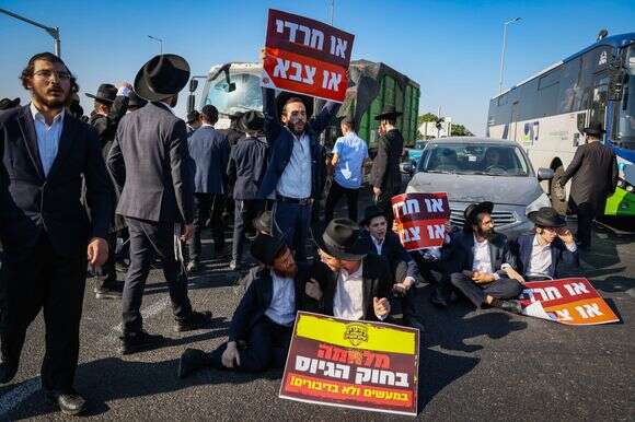 מצוות מריטת עצבים. הפגנה נגד הגיוס ליד מודיעין | יונתן שאול - פלאש 90