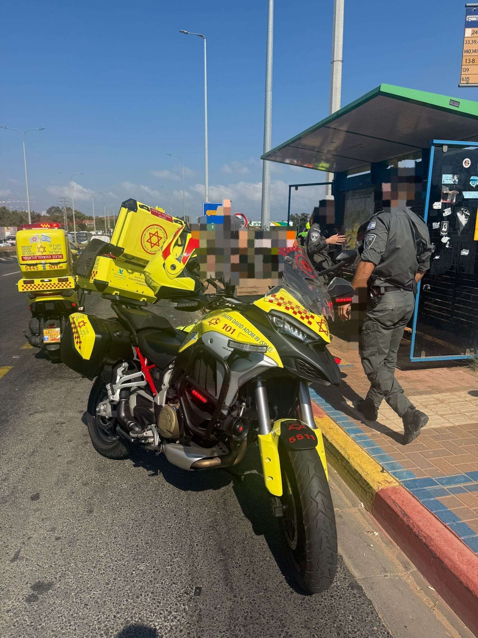 שוטרי מג"ב בתחנה בה התרחש הפיגוע | דוברות מד"א שוטרי מג"ב בתחנה בה התרחש הפיגוע | דוברות מד"א