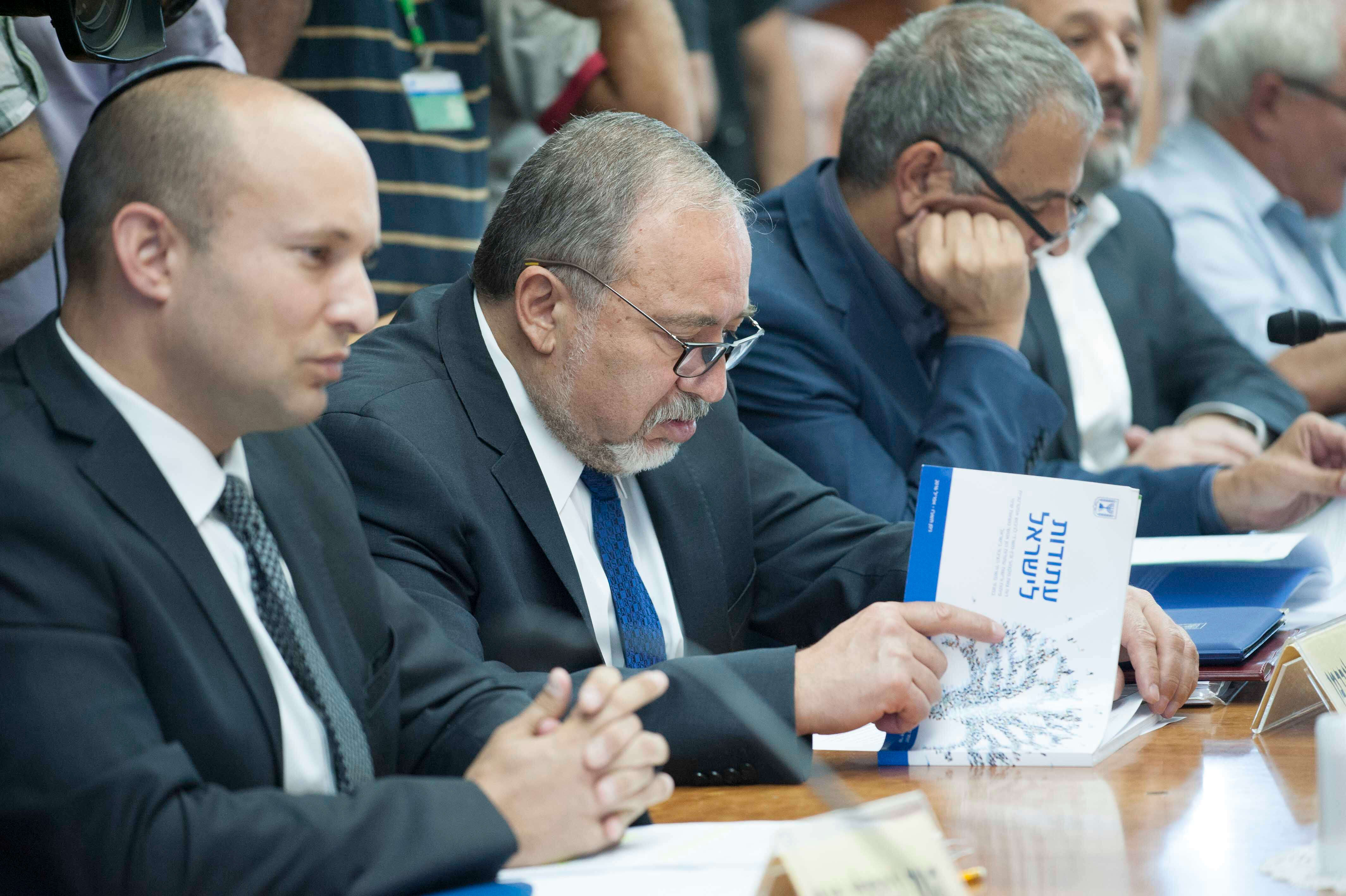 שר הביטחון אביגדור ליברמן ושר החינוך נפתלי בנט בישיבת ממשלה, 2016 | יואב דודקביץ