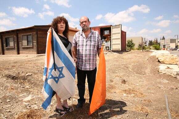 "שילמנו 7,000 שקלים שכירות על מכולה – כפול ממה שזה אמור לעלות, כי ככה המדינה החליטה". דבי ועמינדב ביד־חנה, 2015 | חן גלילי "שילמנו 7,000 שקלים שכירות על מכולה – כפול ממה שזה אמור לעלות, כי ככה המדינה החליטה". דבי ועמינדב ביד־חנה, 2015 | חן גלילי