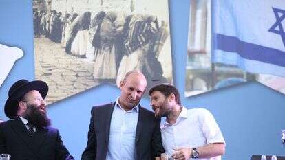 נפתלי בנט עם בצלאל סמוטריץ בריקוד הדגלים ביום ירושלים, 2016 | מרים צחי