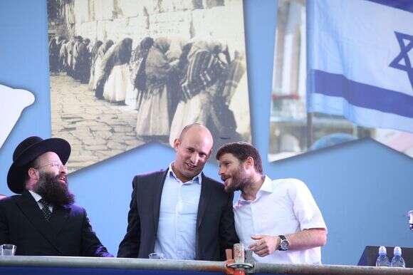שר החינוך נפתלי בנט עם ח"כ בצלאל סמוטריץ בריקוד הדגלים ביום ירושלים, 2016 | מרים צחי
