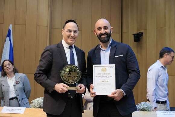 ד"ר דן זלוף (מימין) וד"ר רון סמט מקבלים את מגן שר הבריאות להתנדבות, לפני כחודשיים | אסי אפרתי, משרד הבריאות ד"ר דן זלוף (מימין) וד"ר רון סמט מקבלים את מגן שר הבריאות להתנדבות, לפני כחודשיים | אסי אפרתי, משרד הבריאות