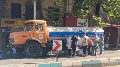 איראנים ממתינים לקבל מים ממשאית חלוקה | מהרשתות הפרסיות איראנים ממתינים לקבל מים ממשאית חלוקה | מהרשתות הפרסיות