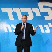 חנוך מילביצקי נואם בכנס של הליכוד | יבגני פוסטובינסקי - דוברות ח"כ חנוך מילביצקי. מתוך ויקיפדיה