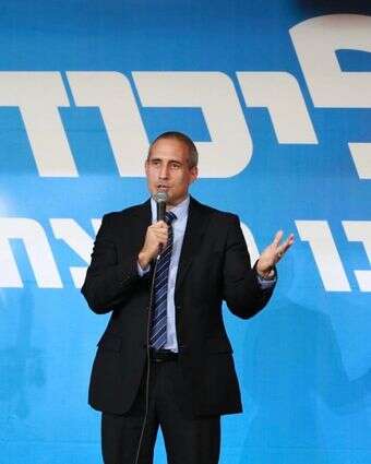 חנוך מילביצקי נואם בכנס של הליכוד | יבגני פוסטובינסקי - דוברות ח"כ חנוך מילביצקי. מתוך ויקיפדיה
