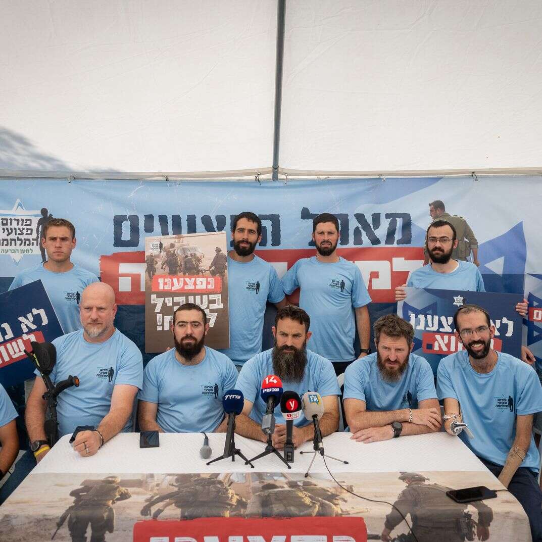 חברי פורום פצועי המלחמה במאהל המחאה שהקימו, 27 ביולי 2025 | חיים גולדברג, פלאש 90 חברי פורום פצועי המלחמה במאהל המחאה שהקימו, 27 ביולי 2025 | חיים גולדברג, פלאש 90