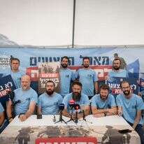 חברי פורום פצועי המלחמה במאהל המחאה שהקימו, 27 ביולי 2025 | חיים גולדברג, פלאש 90