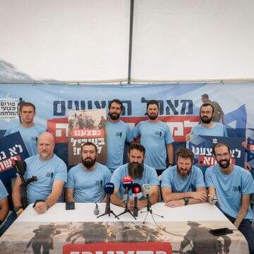 חברי פורום פצועי המלחמה במאהל המחאה שהקימו, 27 ביולי 2025 | חיים גולדברג, פלאש 90