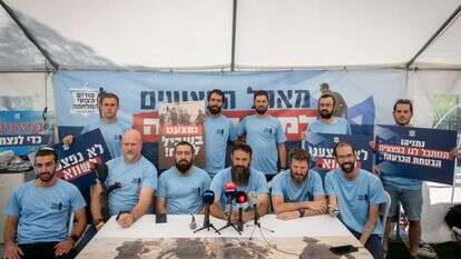 חברי פורום פצועי המלחמה במאהל המחאה שהקימו, 27 ביולי 2025 | חיים גולדברג, פלאש 90