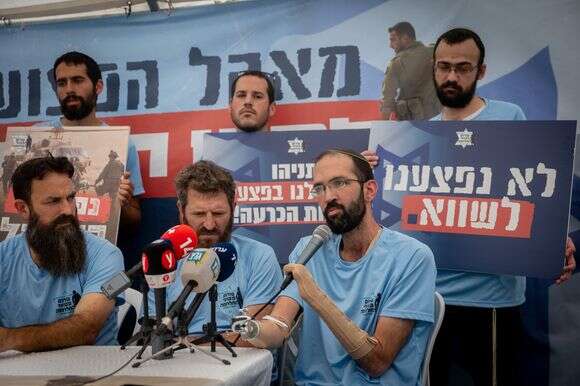 עמיחי שינדלר במאהל המחאה שהקימו פורום פצועי המלחמה, 27 ביולי 2025 | חיים גולדברג, פלאש 90 עמיחי שינדלר במאהל המחאה שהקימו פורום פצועי המלחמה, 27 ביולי 2025 | חיים גולדברג, פלאש 90