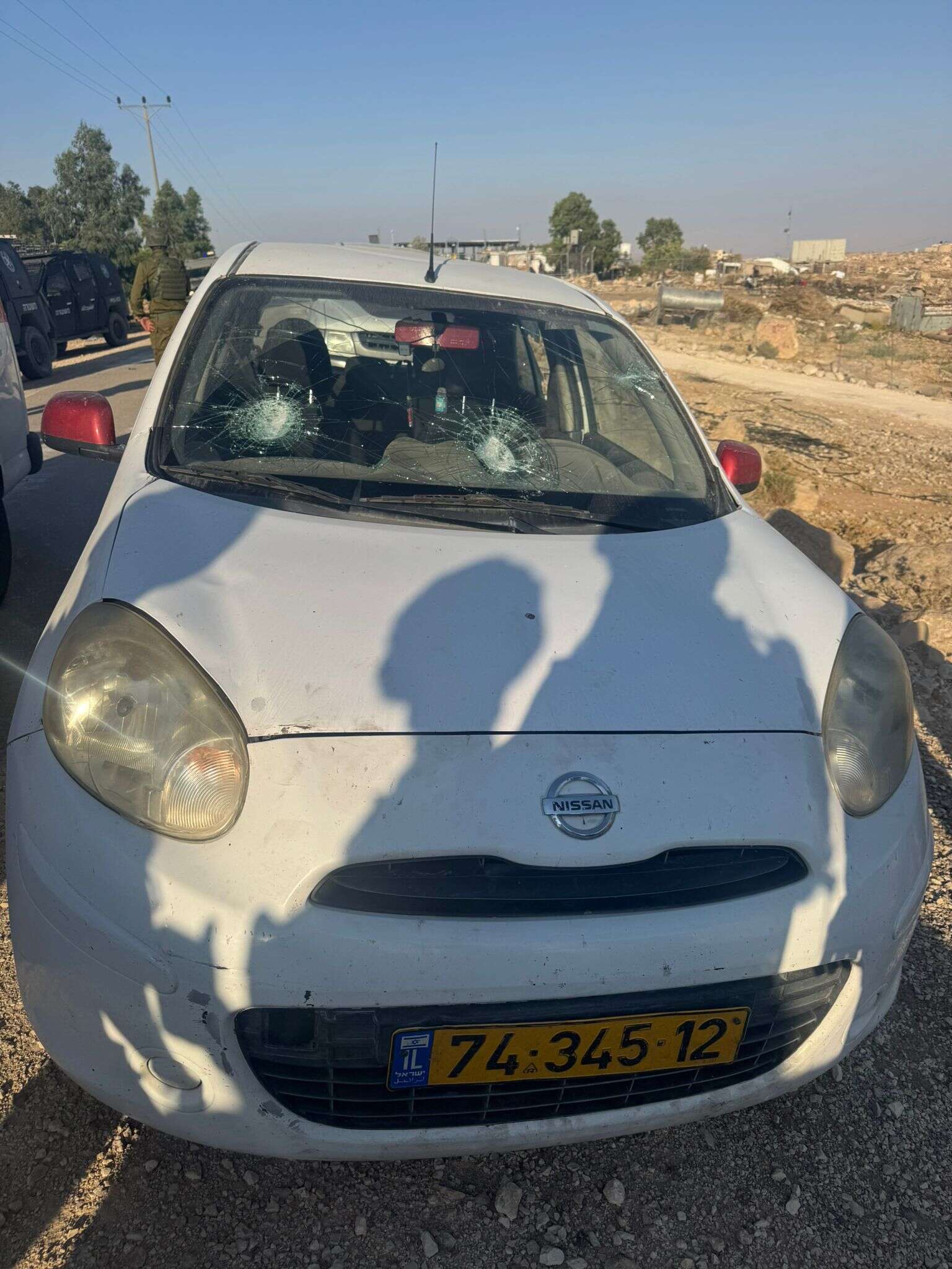 רכבו של המתיישב שהותקף וירה באירוע בכרמל | דוברות מועצת הר חברון רכבו של המתיישב שהותקף וירה באירוע בכרמל | דוברות מועצת הר חברון