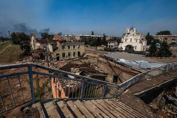 חורבות בעיירה במחוז דונייצק באוקראינה | EPA