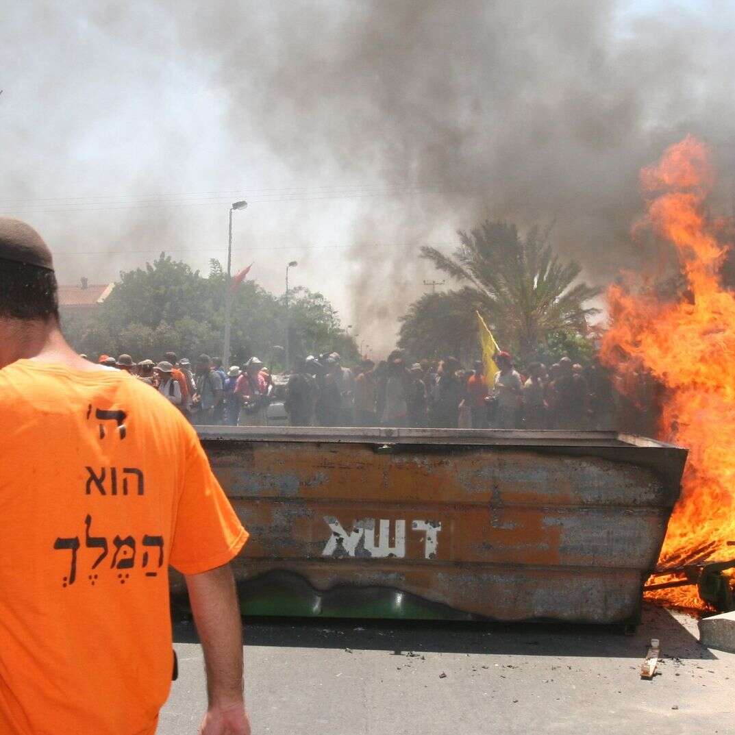 רחובות קטיף בוערים, י"ג באב תשס"ה | מרים צחי