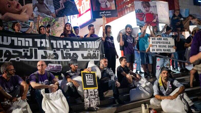 הפגנה של "עומדים ביחד" לסיום המלחמה בעזה | אריק מרמור, פלאש 90