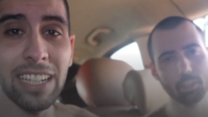 מסך | החטופים אביתר דוד וגיא גלבוע דלאל מתוך סרטון חמאס שפורסם בעסקת החטופים האחרונה. השבוע פורסם סרטון נוסף של אביתר, בו הוא נראה כחוש ובתת־תזונה