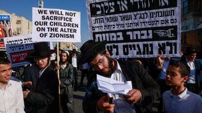 מפגין שורף צו גיוס בהפגנה לשחרור העצורים | AFP