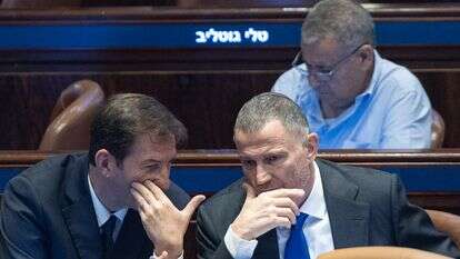 חברי הכנסת יולי אדלשטיין ובועז ביסמוט במליאה | יונתן זינדל - פלאש 90 חברי הכנסת יולי אדלשטיין ובועז ביסמוט במליאה | יונתן זינדל - פלאש 90