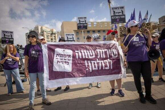 מחאה לשיוויון בנטל מול הבקו"ם | מרים אלסטר, פלאש 90