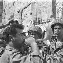 צנחנים בכותל במלחמת ששת הימים, 1967 | צלם במחנה באדיבות ארכיון צה"ל במשרד הביטחון