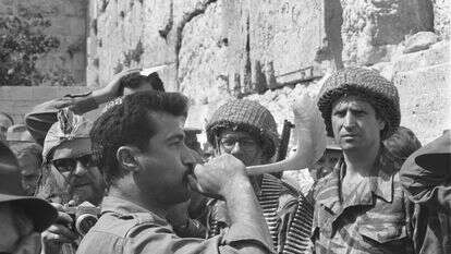צנחנים בכותל במלחמת ששת הימים, 1967 | צלם במחנה באדיבות ארכיון צה"ל במשרד הביטחון