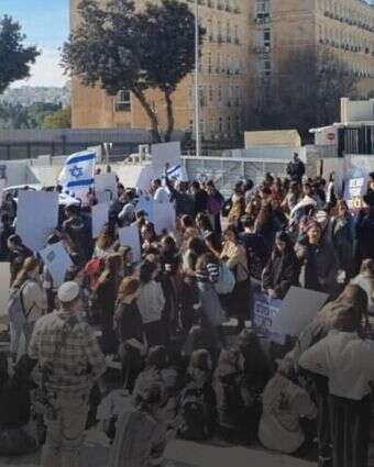 הפגנת פורום תקווה ופורום הגבורה מול משרד רה"מ, נגד העסקה עם חמאס. | יחצ