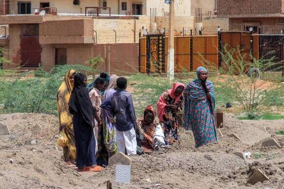 תושבים מתאספים ליד קברים מאולתרים של סודאנים שנרצחו בידי RSF | AFP