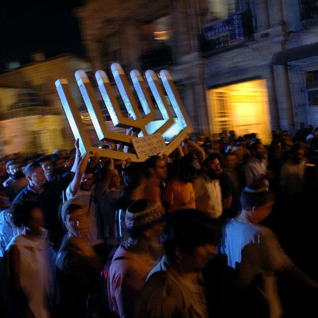 תושבים מנצרים נושאים ברחובות ירושלים את המנורה מבית הכנסת ביישוב ביום העקירה | Hugh Gordon, Flash 90 תושבים מנצרים נושאים ברחובות ירושלים את המנורה מבית הכנסת ביישוב ביום העקירה | Hugh Gordon, Flash 90