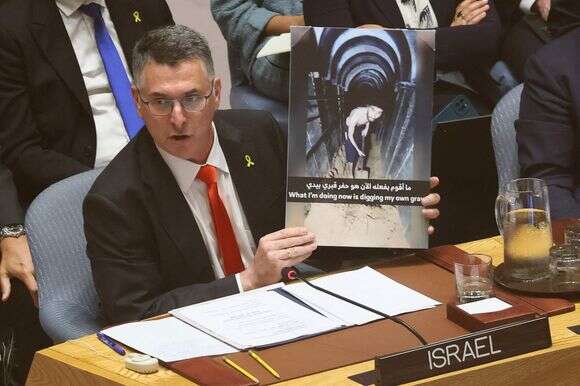 שר החוץ גדעון סער מציג בדיון מועצת הביטחון של האו"ם את תמונתו של החטוף אביתר דוד במנהרה | Getty Images דרך AFP