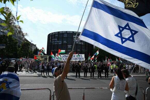 דגל ישראל בהפגנה פרו-פלסטינית בברלין, גרמניה | AFP דגל ישראל בהפגנה פרו-פלסטינית בברלין, גרמניה | AFP