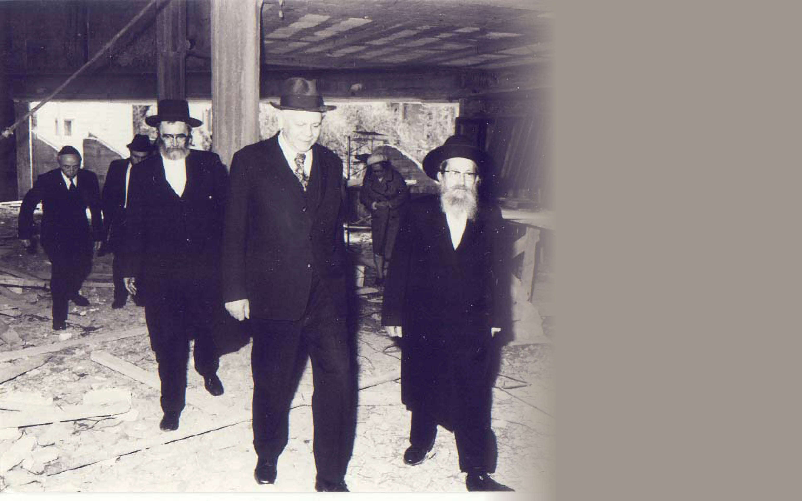 האדמו"ר מסלונים (מימין) בעת בניית מוסדות החסידות בירושלים | שימוש לפי סעיף 27א' לחוק זכויות יוצרים, תשס"ח-2007