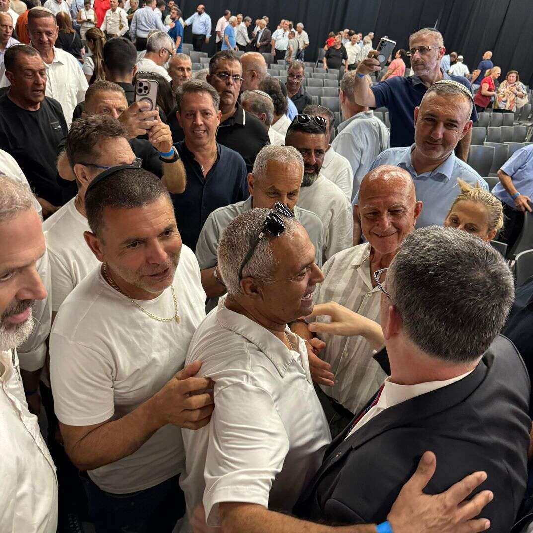גדעון סער מתקבל בחיבוקים בישיבת מרכז הליכוד | ללא