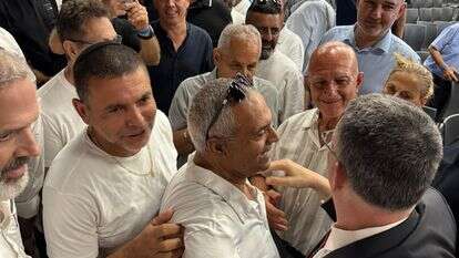 גדעון סער מתקבל בחיבוקים בישיבת מרכז הליכוד | ללא