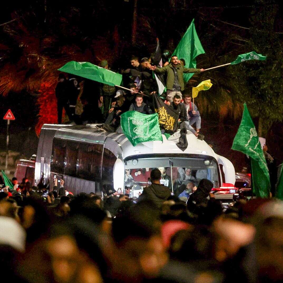 מחבלים פלסטינים ששוחררו במסגרת עסקת בני ערובה בין ישראל לחמאס מגיעים לעיירה ביתוניה בגדה המערבית | פלאש 90