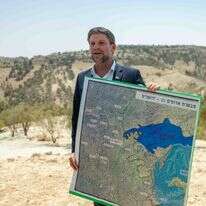 סמוטריץ' אוחז בתוכנית E1 לחיבור בין מעלה אדומים לירושלים במסיבת עיתונאים | יונתן זינדל, פלאש 90
