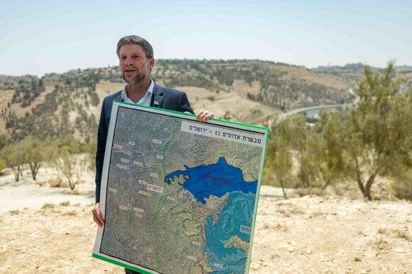 סמוטריץ' אוחז בתוכנית E1 לחיבור בין מעלה אדומים לירושלים במסיבת עיתונאים | יונתן זינדל, פלאש 90 סמוטריץ' אוחז בתוכנית E1 לחיבור בין מעלה אדומים לירושלים במסיבת עיתונאים | יונתן זינדל, פלאש 90