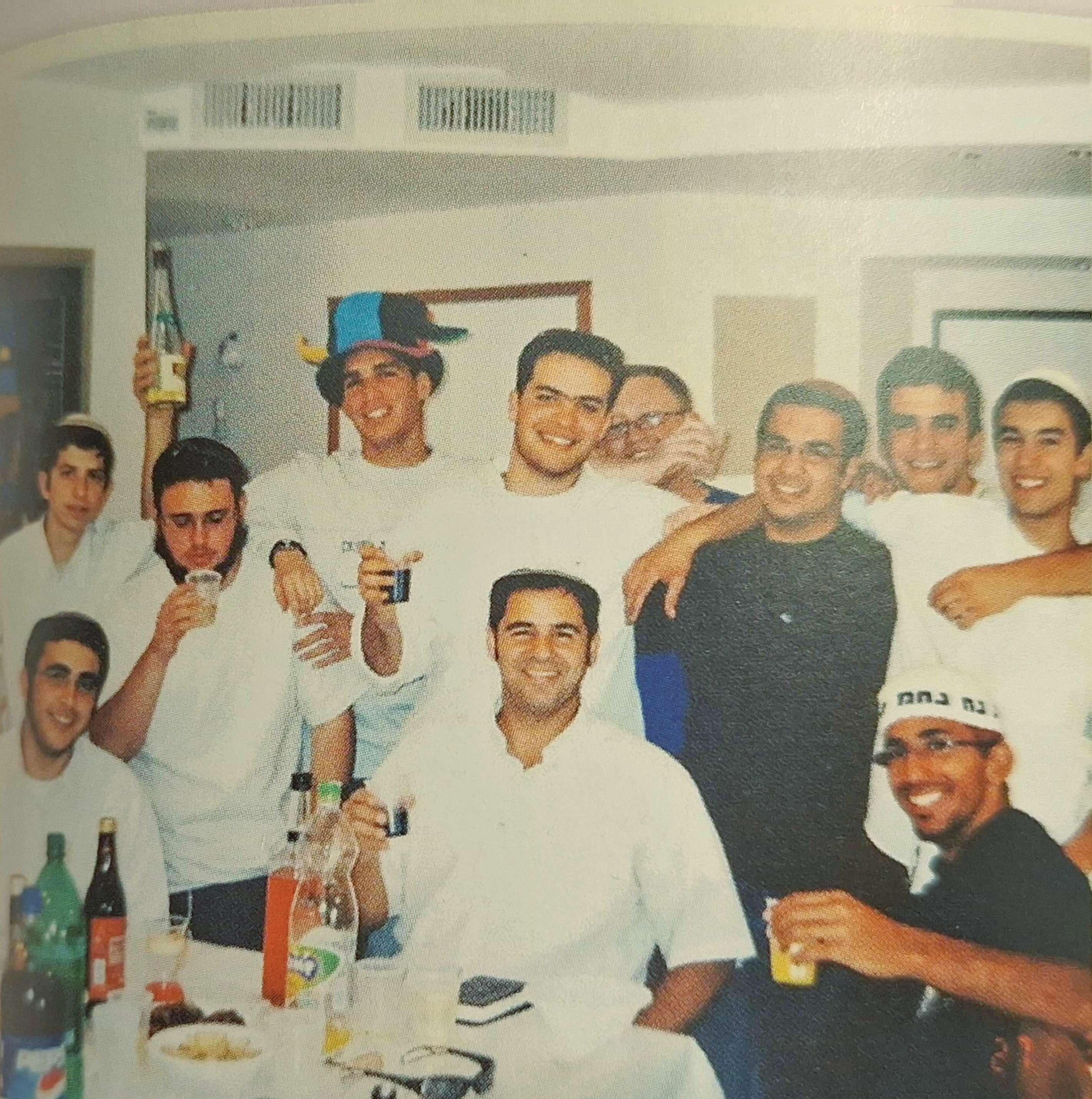 הרב שיינפלד עם תלמידי הכיתה הראשונה שחינך, פורים תשס"ד | באדיבות המרואיין