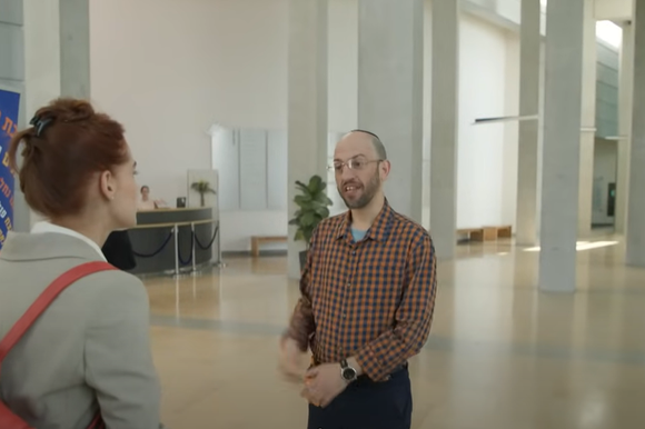 למרבה הפרודיה, משרדי אחיתופל הם בעצם מרכז רבין | מסך מתוך יוטיוב