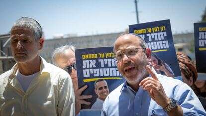 צביקה מור | נועם רבקין פנטון, פלאש 90