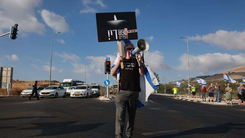 חסימת כביש בצומת מחניים, במסגרת ההפגנות נגד המלחמה | דוד כהן, פלאש 90 חסימת כביש בצומת מחניים, במסגרת ההפגנות נגד המלחמה | דוד כהן, פלאש 90