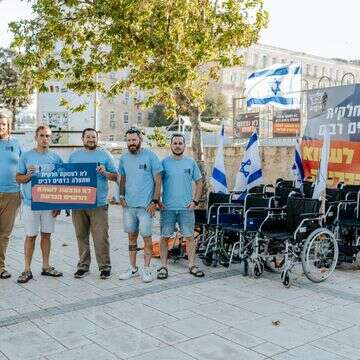 פורום פצועי המלחמה מחוץ לבית ראש הממשלה | אלקנה כהן