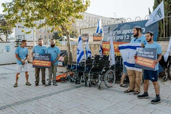 חברי פורום פצועי המלחמה מחוץ למשרד ראש הממשלה | אלקנה כהן חברי פורום פצועי המלחמה מחוץ למשרד ראש הממשלה | אלקנה כהן