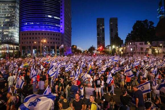 "זה הרובד העמוק של המאבק. האליטות מנוכרות לזהות היהודית". הפגנת שמאל בקפלן, יולי 2023 | חיים גולדברג - פלאש 90 "זה הרובד העמוק של המאבק. האליטות מנוכרות לזהות היהודית". הפגנת שמאל בקפלן, יולי 2023 | חיים גולדברג - פלאש 90